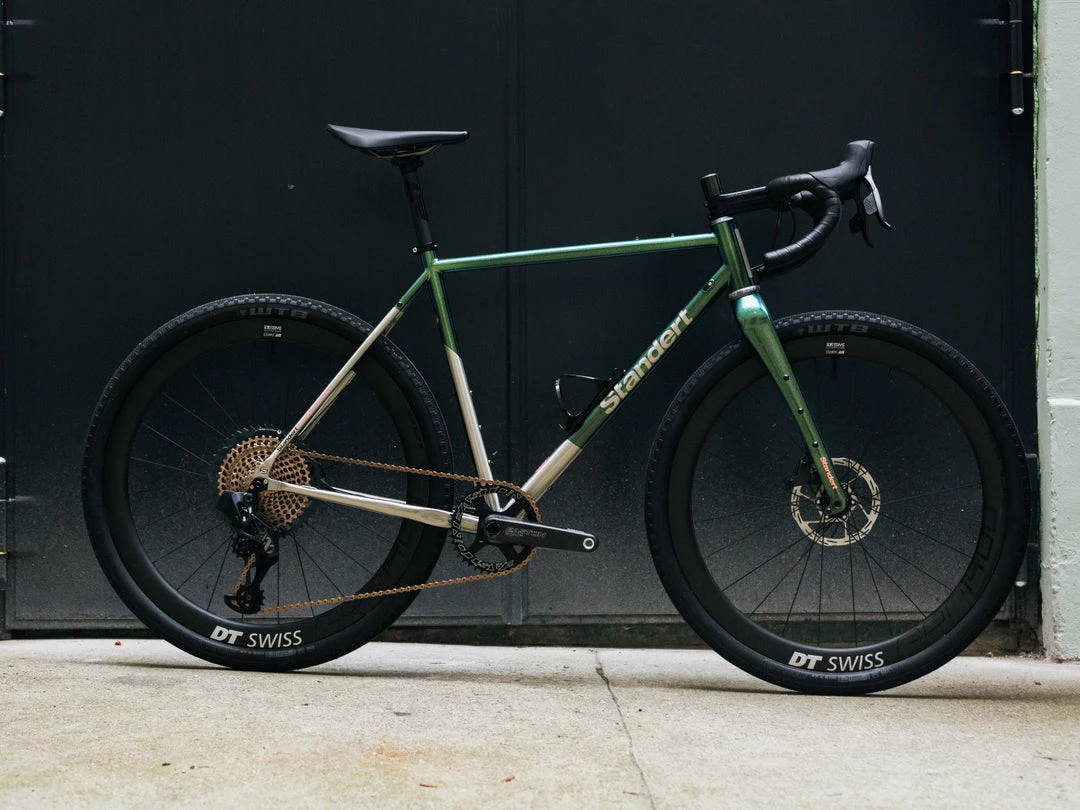 Standertshop Equipment Arundel MANDIBLE Uni Weave Glossy | Carbon Bottle Cage 4 Standertshop Equipment Arundel MANDIBLE Uni Weave Glossy | Carbon Bottle Cage